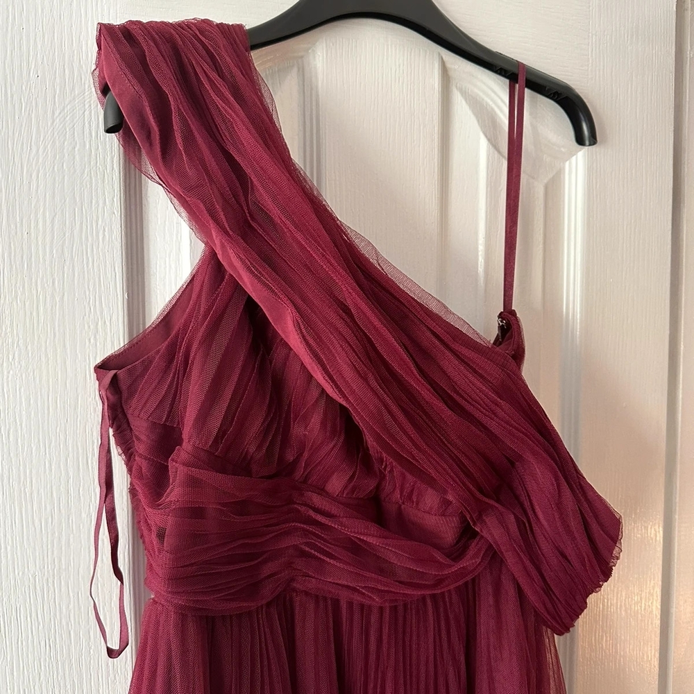 Elegant Burgundy One-Shoulder Gown - Picture 7 of 8